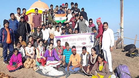 अभिमानास्पद! नववर्षाच्या स्वागतासाठी 70 अपंगांकडून कळसूबाई शिखर सर