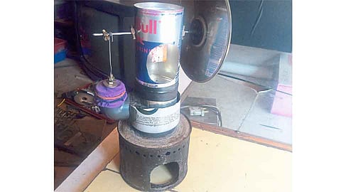 टाकावू वस्तूपासून बनविले वाफेवर चालणारे इंजिन