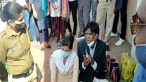 उपचारादरम्यान तिचा मृत्यू झाला. या प्रकरणी रामनगर पोलिस ठाण्यात गुन्हा दाखल करण्यात आला. पण केवळ अपघाताची कलमे लावण्यात आली. याप्रकरणी अपहरण, बलात्कार, हत्येचा गुन्हा दाखल करण्याची मागणी केली. पण पोलिस हे प्रकरण दाबण्याचा प्रयत्न करीत आहेत.