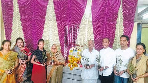 आजीच्या उत्तरकार्याला नातवंडांनी वाटली तुळशीची रोपे
