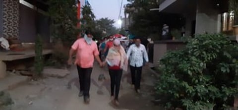 रूढी परंपरांना छेद देत लहान मुलीने पित्याच्या पार्थिवाला दिला अग्नीडाग