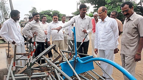 विविध अवजारांची माहिती घेण्यासाठी अनेक शेतकरी गावात येतात.