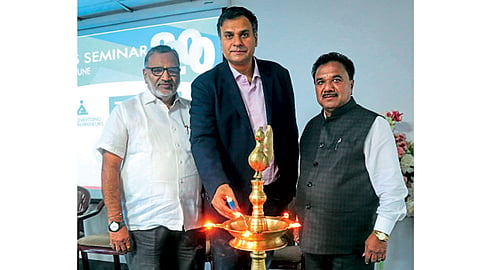 सकाळनगर - ‘सकाळ माध्यम समूह’ आणि ‘फेडरेशन ऑफ ॲडव्हर्टायझिंग अँड मार्केटिंग आंत्रप्रिनर्स’ यांच्या वतीने आयोजित परिषदेच्या उद्घाटनप्रसंगी (डावीकडून) प्रकाश शहा, अभिजित पवार आणि मोतीराम पिंगळे.
