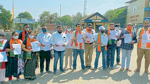 साताऱ्यात भाजपचा आक्रमक पवित्रा; राज्य सरकारचं परिपत्रक फाडलं!