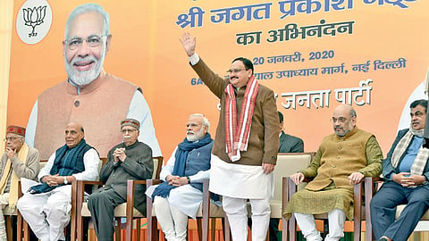 नवी दिल्ली : भाजपचे नवे अध्यक्ष जे. पी. नड्डा सोमवारी कार्यकर्त्यांना अभिवादन करताना. सोबत पंतप्रधान नरेंद्र मोदी आणि (डावीकडून) मुरली मनोहर जोशी, राजनाथसिंह, लालकृष्ण अडवानी, अमित शहा, नितीन गडकरी हे भाजपचे माजी अध्यक्ष.