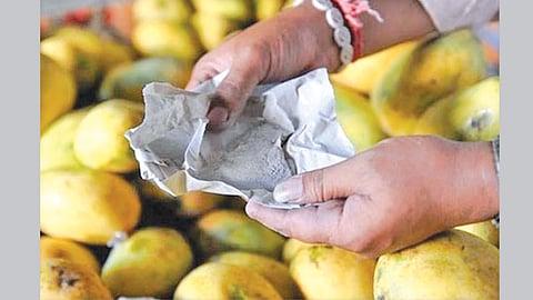 कार्बाईडचा करून पिकविली जाताहेत आंबे