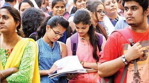 कोरोना लसीच्या निकषामुळे 77 टक्के विद्यार्थी अनुपस्थित