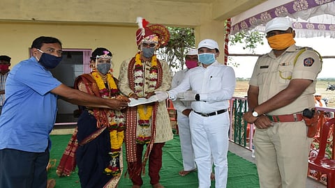 सैनिकांच्या जिल्ह्यात 'त्यांनी' जपली माणुसकी; मुख्यमंत्री निधीसह गावाला, पोलिस कर्मचाऱ्यांना मदत