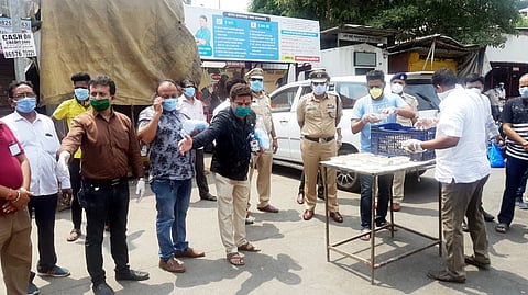 ठाणे ः पोलिसांना मदत करताना पोलिस मित्र.