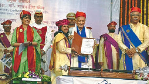 पुणे विद्यापीठ - सावित्रीबाई फुले पुणे विद्यीपाठाच्या पदवीप्रदान समारंभात ‘दी प्रेसिडेंट ऑफ इंडिया शंकर दयाळ शर्मा सुवर्णपदक’ काजल महाजन या विद्यार्थीनीला भगत सिंह कोश्यारी यांच्या हस्ते प्रदान करण्यात आले. यावेळी (डावीकडून) डॉ. गगनदीप कंग, महाजन, कोश्य