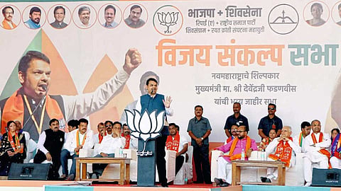 जळगाव - सागरपार्क येथील विजय संकल्प सभेत बोलताना मुख्यमंत्री देवेंद्र फडणवीस.