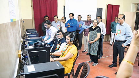 बाजीराव रस्ता - पूना नाइट हायस्कूल आणि श्रीमंत दगडूशेठ हलवाई सार्वजनिक गणेशोत्सव ट्रस्ट कनिष्ठ महाविद्यालयातील ई-लर्निंग अभ्यासिकेच्या उद्घाटनाप्रसंगी मान्यवर.