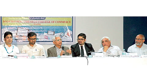 पिंपरी - केंद्रीय अर्थसंकल्पावर आयोजिलेल्या चर्चासत्रात सहभागी झालेले (डावीकडून) सनदी लेखापाल रवी सोमाणी, पंकंज आगरवाल, ज्येष्ठ सनदी लेखापाल चंद्रकांत दोशी, ऋषी लोढा, निवृत्त प्राप्तिकर मुख्य आयुक्त नरेशकुमार शर्मा आणि डॉ. अजित गायकवाड.