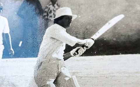 1983-84 च्या मोसमात विदर्भ क्रिकेट संघटनेच्या सिव्हिल लाइन्स मैदानावर मध्य प्रदेशविरुद्धच्या मध्य विभाग रणजी सामन्यात फटका मारताना सुहास फडकर.