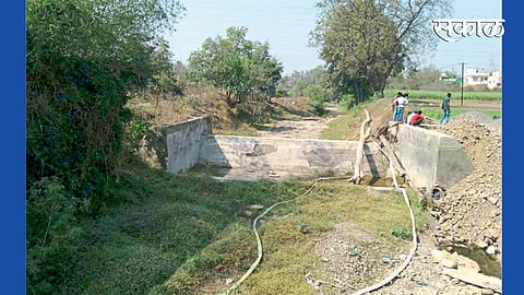 होळकरवाडी - गावातील ओढ्यावर जलसंधारणाचे झालेले काम.