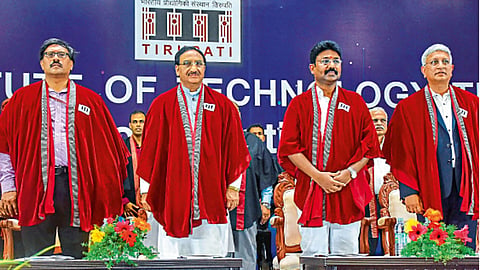 तिरुपती - आय.आय.टी कॅम्पसच्या उद्घाटनप्रसंगी केंद्रीय मनुष्यबळविकास मंत्री रमेश पोखरियाल निःशंक. (डावीकडून दुसरे).