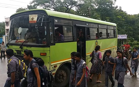मिनी बससेवा बंद असल्याने विद्यार्थ्यांची गैरसोय झाली.