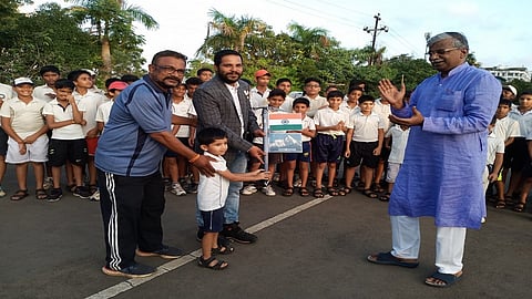 विरार ः भारताचा ध्वज दाखवताना गिर्यारोहक रोहित पाटील.