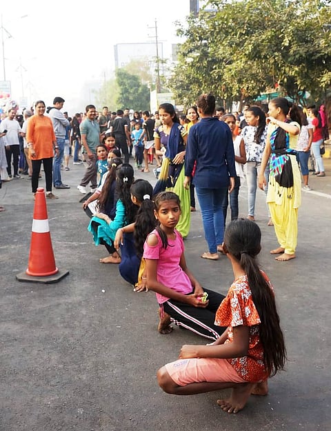 वसई ः रस्त्यावर खो-खो खेळताना मुले.