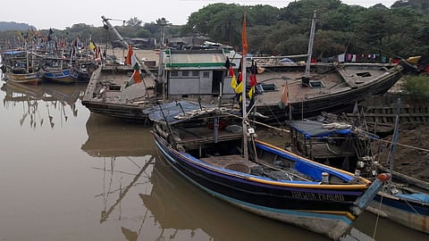 डहाणू ः मच्छिमारांनी किनाऱ्यावर लावलेल्या बोटी.