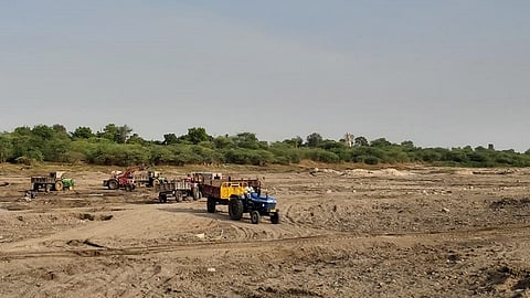 कुरण (ता. अंबड) : गोदावरी नदीपात्रातून भरदिवसा वाळू उपसा करताना.