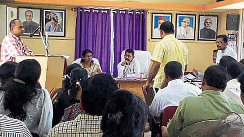 सावंतवाडी - येथील पंचायत समिती सभागृहात प्रश्न उपस्थित करताना सदस्य रूपेश राऊळ.