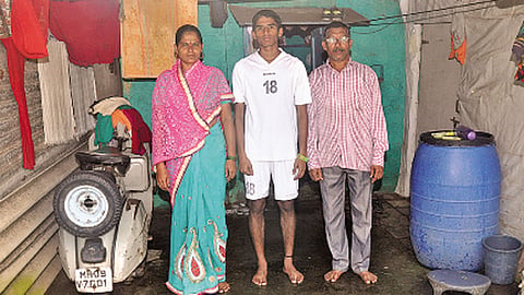 कोल्हापूर - जर्मनीत फुटबॉल खेळणारा अनिकेत सुटीसाठी त्याच्या फुलेवाडीतील घरात आला आहे. घरासमोर तो त्याच्या आई-वडिलांसमवेत.