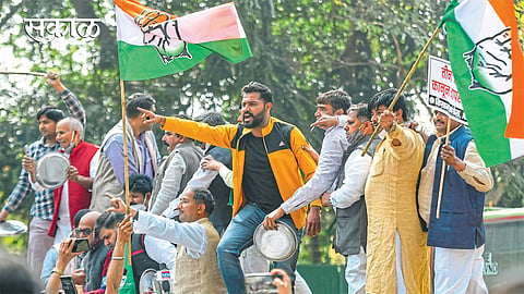 नवी दिल्ली - कृषी कायद्याच्या विरोधात आंदोलन सुरू होऊन तीन महिने लोटले असून अद्याप तोडगा न निघाल्याने शुक्रवारी किसान काँग्रेस कार्यकर्त्यांनी थाळीनाद केला.