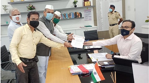 पुणे जिल्हाधिकारी राजेंद्रकुमार देशमुख यांना निवेदन देताना वारकरी महामंडळाचे राज्याध्यक्ष कृष्णाजी रांजणे व वारकरी.