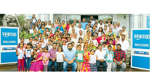 पिंपरी - ‘सकाळ’तर्फे आयोजित ‘माय फ्रेंड श्रीगणेशा’ प्रश्नमंजूषा स्पर्धेतील विजेत्यांसमवेत राजेंद्र सिंह, इमरान शेख, शीतन वर्णेकर, प्रदीप खंदारे, विनीत सुतार.