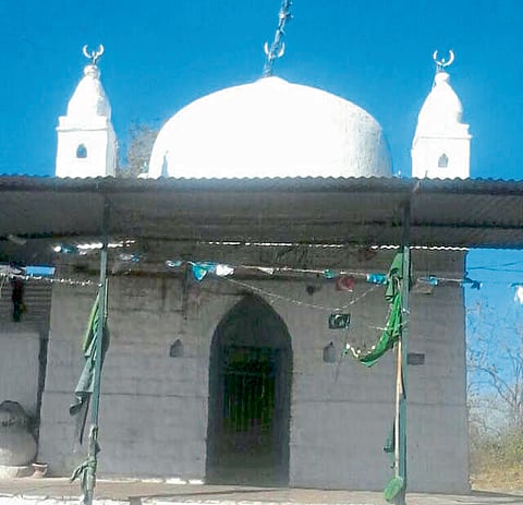 पोतरा ः बोल्डा येथील मिश्कीन शहावली बाबांचा दर्गा.