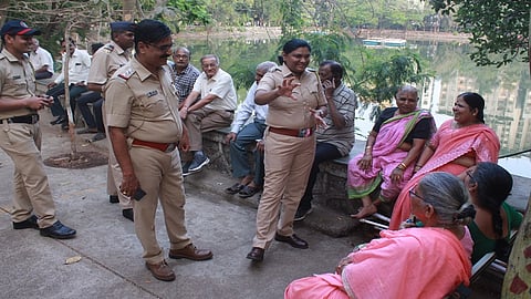 ठाणे : कचराळी तलाव येथे ज्येष्ठ नागरिकांशी संवाद साधताना पोलिस अधिकारी (छायाचित्र : दीपक कुरकुंडे)