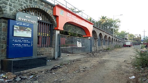 ठाणे : थीम पार्ककडे जाणाऱ्या रस्त्याची झालेली दुरवस्था (छायाचित्र : दीपक कुरकुंडे)