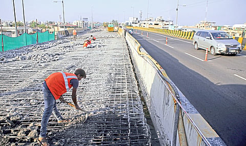 Fifty meter pit on Mankapur flyover