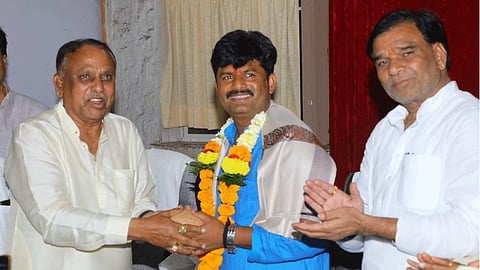 Vidhan Sabha 2019 Satish Kakade honored Gopichand Padalkar