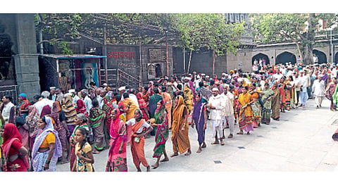 आळंदी (ता. खेड) - माउलींच्या समाधीदर्शनासाठी वारकऱ्यांनी केलेली गर्दी.