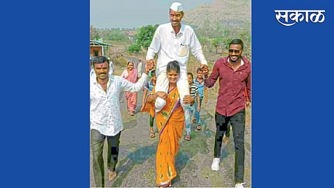 पाळू (ता. खेड) ः ग्रामपंचायत निवडणुकीतील पतीचा विजय महिलेने असा साजरा केला.
