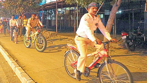 पिंपळे सौदागर - सायकलवरून गस्त घालताना पोलिस.