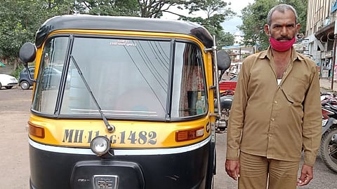 प्रवाशांची काळजी घेतोय रिक्षावाला.. काळजी घेतोय रिक्षावाला!