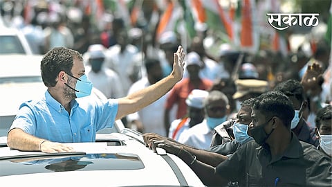 तुतिकोरीन (तमिळनाडू): कॉंग्रेस नेते राहुल गांधी यांनी शनिवारी प्रचाररॅलीदरम्यान समर्थकांना अभिवादन केले.