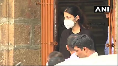 रियाचा पाठलाग करु नये; नाहीतर कारवाई अटळ, मुंबई पोलिसांच्या सूचना
