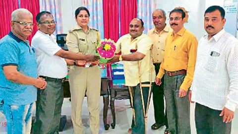 सोलापूर - सहायक लेखाधिकारी पदाच्या परीक्षेत यश मिळवल्याबद्दल संजय कोंढारे यांचा सन्मान करताना पोलिस उपायुक्त वैशाली कडुकर. याप्रसंगी प्रशासकीय अधिकारी शिवाजी कोष्टी, लेखाधिकारी श्री. वाळवेकर, प्रमुख लिपिक अशोक मैंदर्गीकर, श्री. पाटील, कनिष्ठ श्रेणी लिपिक