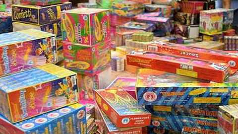 Diwali Festival 2020 : साता-यात फटाकेच मिळेनात; उलाढाल जेमतेम