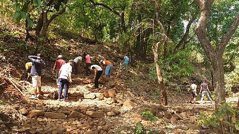 सटवाईवाडी - येथे तरुणांनी श्रमदान करुन सटवाईदेवी मंदीराच्या पायर्यांची दुरुस्ती केली आहे.