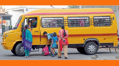 पिंपरी - स्कूल बसमध्ये असणारी महिला मदतनीस.