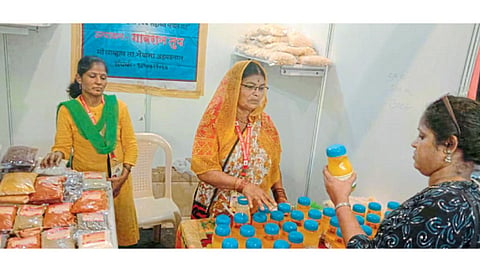 ‘महालक्ष्मी सरस’मध्ये तुपाची विक्री करताना शांताबाई जगदाळे.