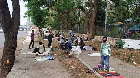 Shelter for workers going to the village due to corona by Pune Police and Municipal Corporation