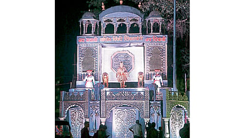 पिंपरीगाव - शिव जयंतीनिमित्त अखिल पिंपरी शिवजयंती उत्सव समितीच्यावतीने श्री छत्रपती शिवाजी महाराज यांचा केलेला आकर्षक देखावा नागरीकांचे लक्ष वेधुन घेत आहे.
