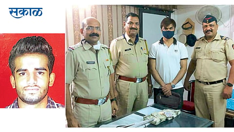 1) शुभम यंदे 2) जुनी सांगवी - अपघातात जखमी झालेल्या ज्येष्ठ नागरिकाच्या मुलाकडे रोख रक्कम व इतर वस्तू देताना सांगवी पोलिस.