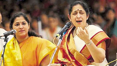 गुरू पद्माताई तळवलकर यांच्याकडून गायनाचे धडे घेताना यशस्वी सरपोतदार.